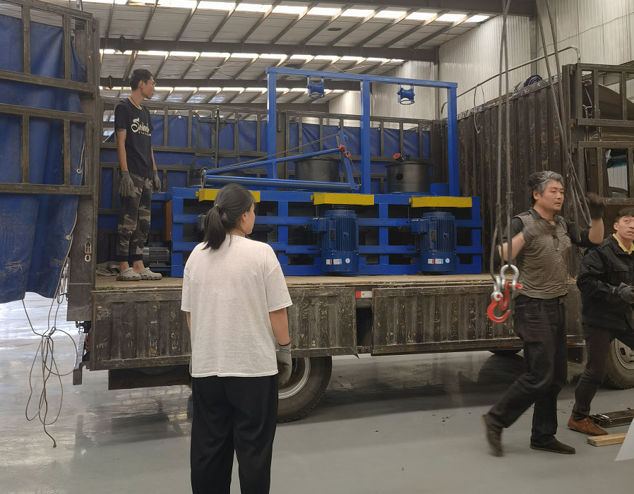 山西孫總訂購的不鏽鋼拔絲機裝車發貨，很快就到哦。